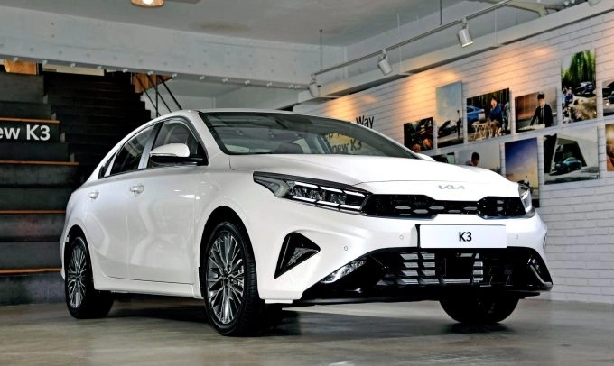 Đầu xe Kia K3 gây ấn tượng mạnh với mặt ca-lăng hình mũi hổ với họa tiết nổi khối 3D